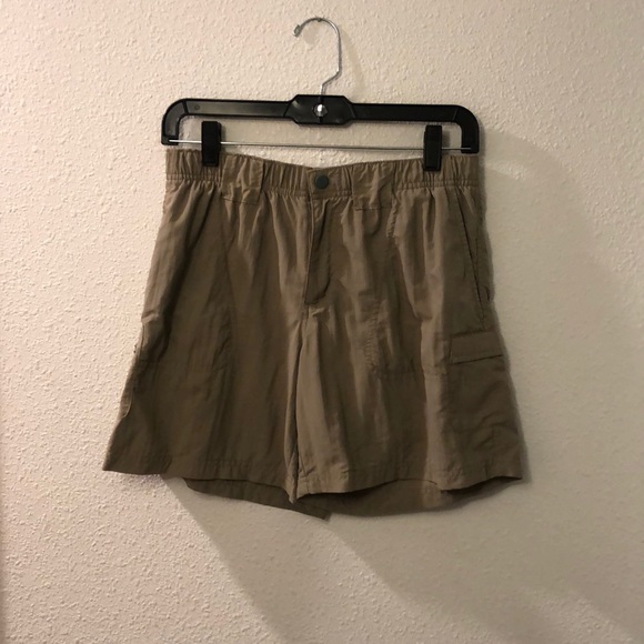 Columbia hiking shorts with multiple pockets